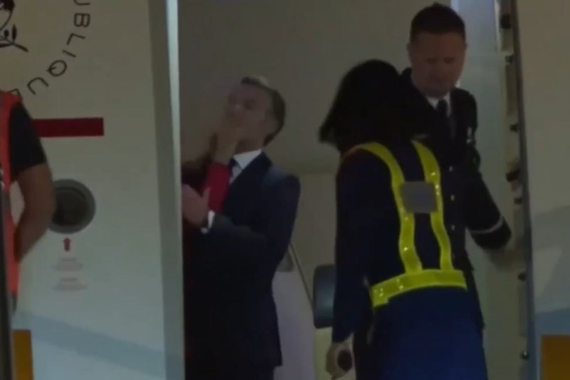 VIDEO Macron nu a fost pălmuit de soția sa, insistă președinția franceză, după un filmuleț viral din avionul prezidențial. Cum explică palatul Élysée gestul