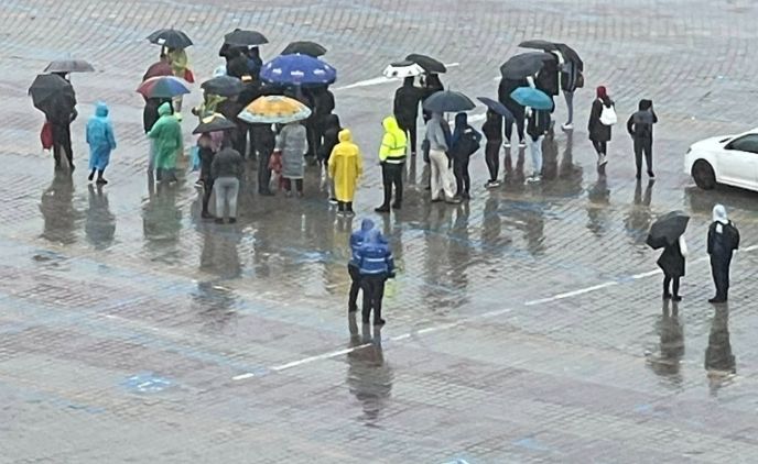 VIDEO Circa 100 de oameni au protestat în fața Parlamentului în ziua învestiturii lui Nicușor Dan. George Simion a îndemnat vineri la proteste
