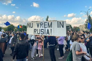 Banner afișat la mitingul de susținere pentru candidatul independent Nicușor Dan. Sursă foto: HotNews.ro / Laurențiu Ungureanu