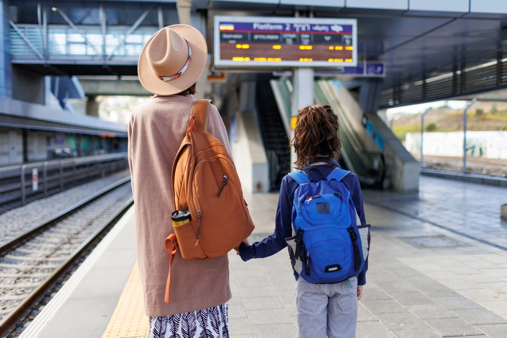 Gândul de a pleca din țară nu mai e o fantezie. E o discuție reală, cu bagajele aproape făcute. E o soluție pe care n-o dorește nimeni, dar pare inevitabilă. FOTO: Shutterstock