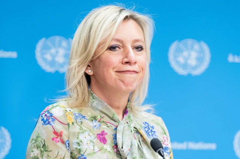 „Poate a fost «mâna Kremlinului»?”. Maria Zaharova a ironizat imaginile virale cu Emmanuel Macron și soția lui