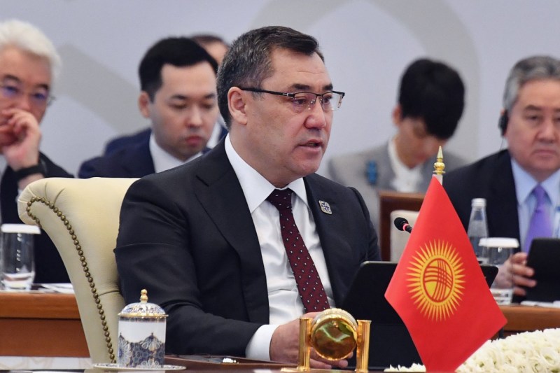 Opt jurnaliști au fost arestați în Kârgâzstan. Autoritățile îi acuză de incitare la nesupunere