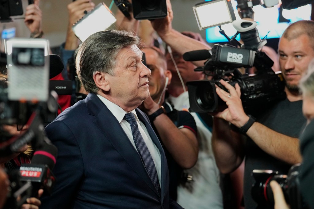 Crin Antonescu vorbește cu reprezentanții mass-media, la scurt timp înainte de afișarea rezultatelor exit-poll din 4 mai 2025. Foto: Vadim Ghirda / AP / Profimedia