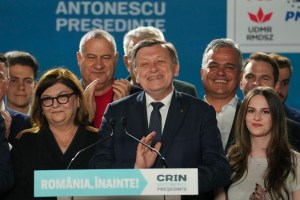 Crin Antonescu vorbește cu reprezentanții mass-media, la scurt timp după afișarea rezultatelor exit-poll din 4 mai 2025. Foto: Vadim Ghirda / AP / Profimedia