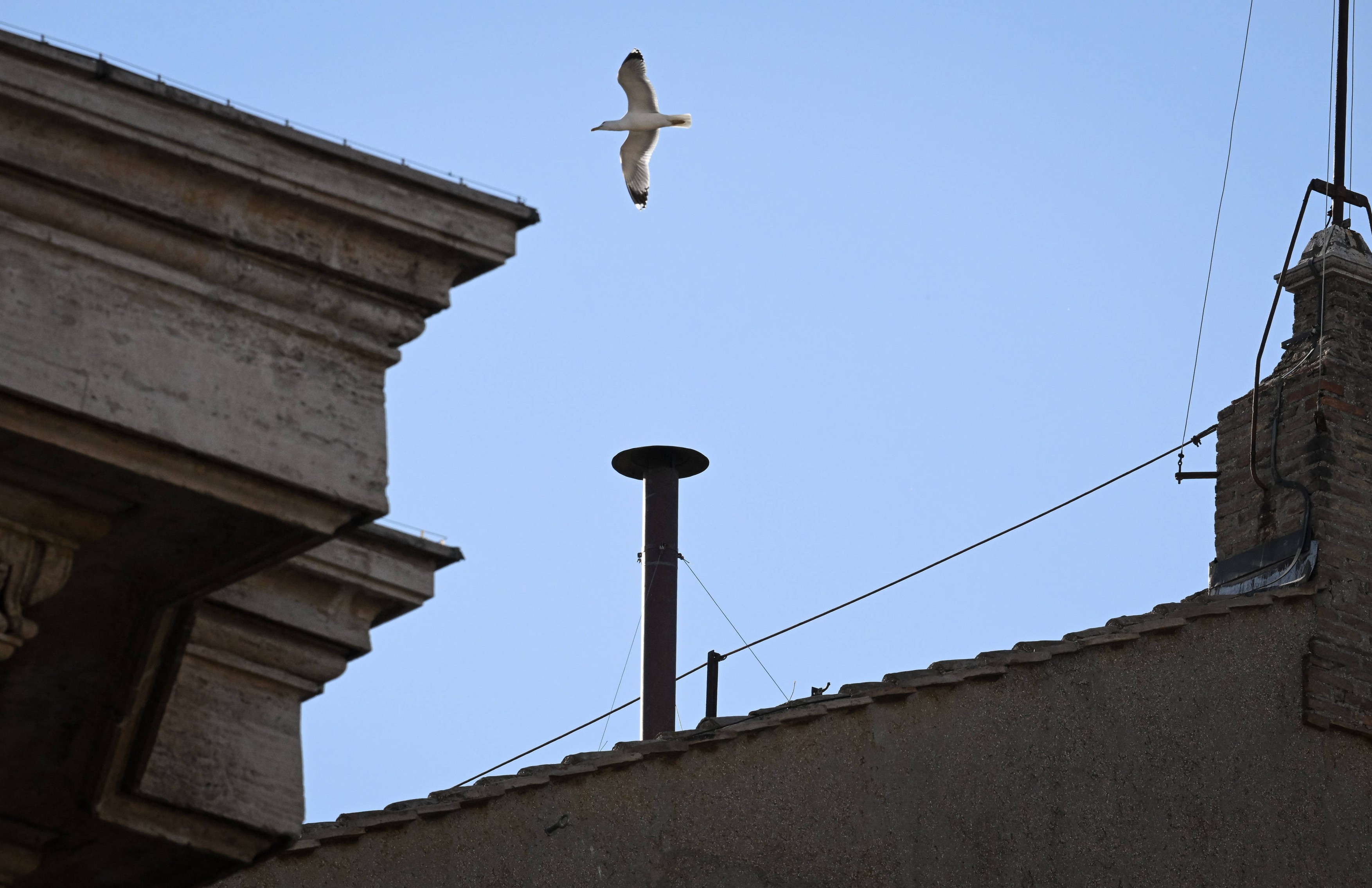 Fum negru la Vatican: Cardinalii amână alegerea noului Papă