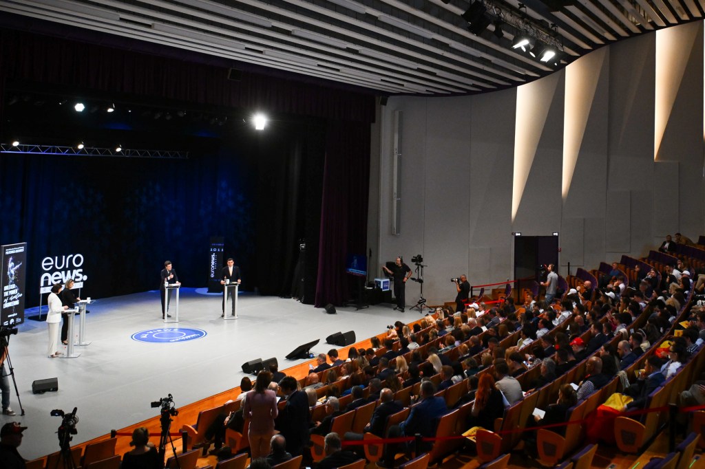 Nicușor Dan și George SImion, la dezbaterea Euronews din 8 mai 2025. Foto: Alex Nicodim / imago stock&people / Profimedia
