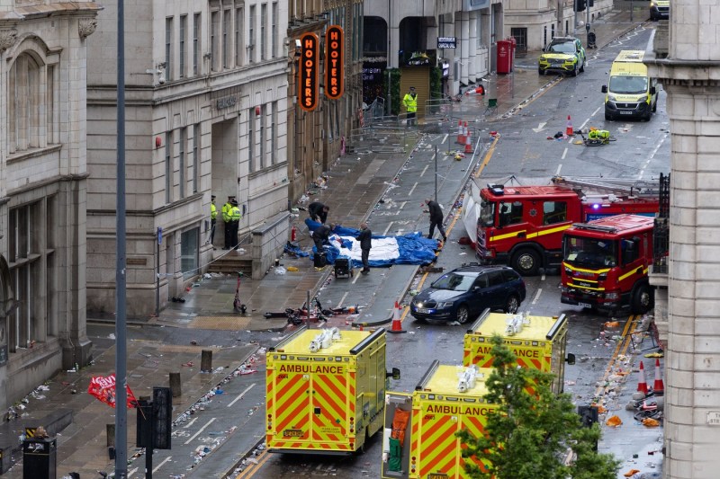 O mașină a intrat în mulțime la sărbătoarea de titlu a lui Liverpool: 27 de oameni au ajuns la spital / Poliția spune că nu a fost un incident terorist