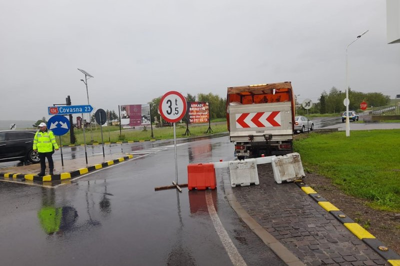 Restricţii de circulaţie pe drumuri naţionale din județele afectate de ploile abundente. Și traficul feroviar este perturbat pe o rută populară