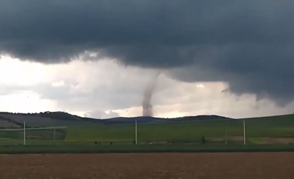 Fenomen rar: Tornada surprinsă în Tulcea și mesaj RO-Alert de vreme extremă