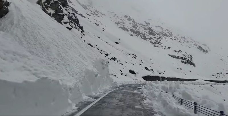 VIDEO Imagini spectaculoase cu drumul din România încă acoperit de zăpadă