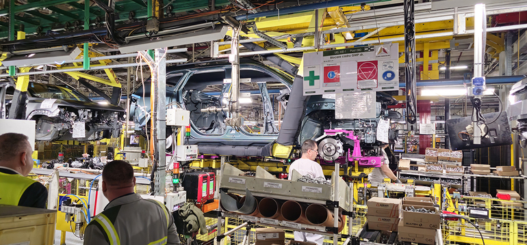 ULTIMA ORĂ Dacia declanșează concedieri voluntare, cu prime ce ating și zeci de mii de euro