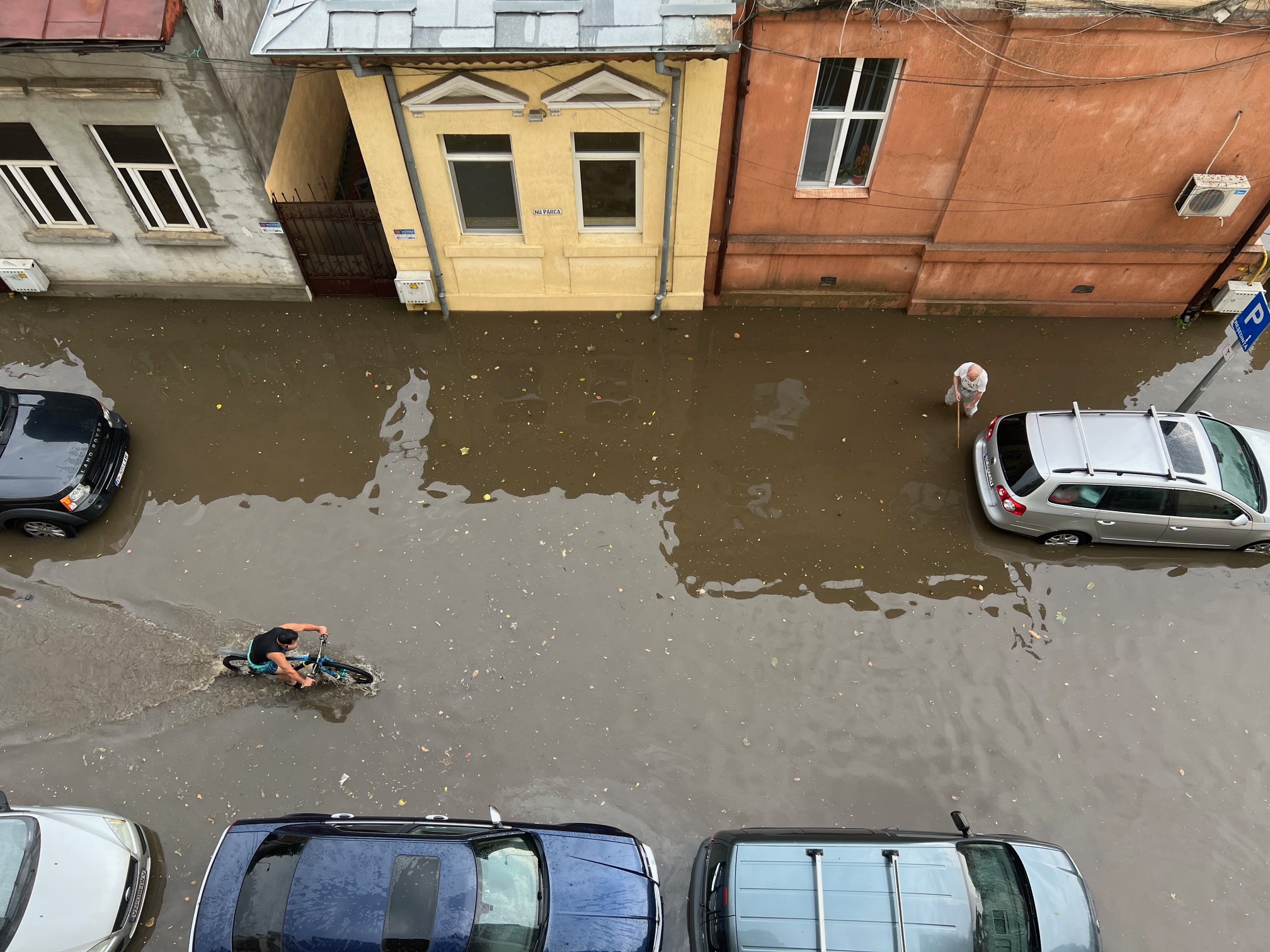 FOTO/VIDEO Furtună puternică în București. Mesaj RO-ALERT emis de ...