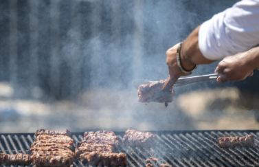 Auchan dă gust verii la GrillFest preparate românești de calitate, live cooking și atmosferă de festival!