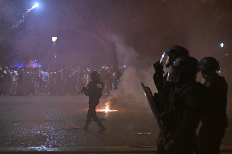 VIDEO Sărbătoare scăpată de sub control în Franța după ce PSG a câștigat Liga Campionilor: Doi oameni au murit / Poliția a intervenit în forță contra fanilor violenți și a arestat 559 de persoane