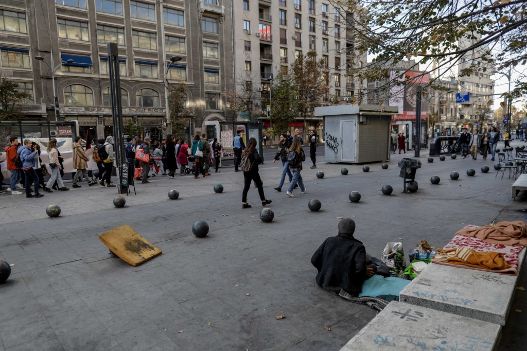 Persoană fără adăpost în Piața Romana din București. Inquam Photos / Octav Ganea