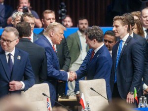 Nicușor Dan și Donald Trump își strâng mâna la summitul NATO de la Haga din iunie 2025 Foto: Administrația Prezidențială