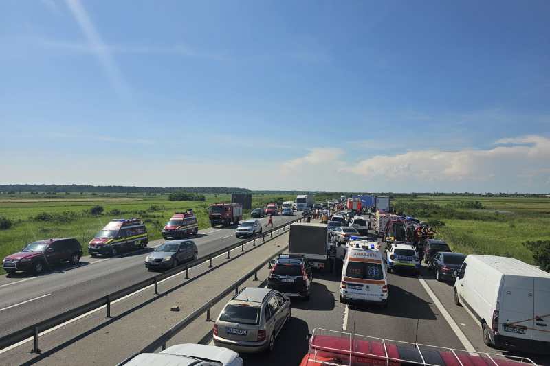 VIDEO Accident grav de circulație pe Autostrada A1 cu 3 TIR-uri și 7 autoturisme implicate / Un minor a murit, alte patru persoane transportate la spital