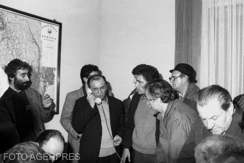 Desigur. Iată varianta cu diacritice: **Ion Iliescu vorbind la telefon, în sediul Comitetului Central – 23 decembrie 1989. Foto: Lucian Tudose / Agerpres