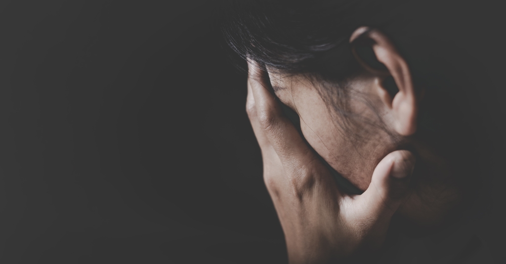 Nu toate strigătele se aud. Unele se poartă în tăcere, cu capul în mâini. Când o femeie își ascunde chipul, e pentru că lumea deja a întors privirea. FOTO: Shutterstock