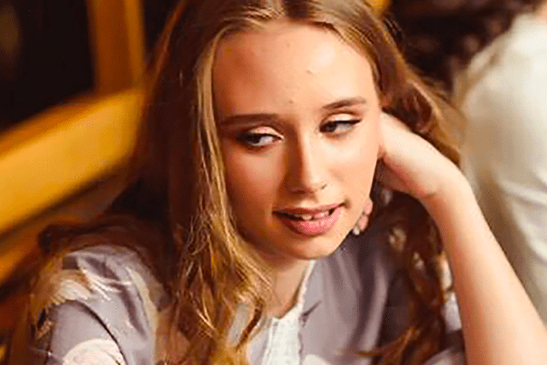 Fiica „secretă” a lui Vladimir Putin este șefa unor galerii de artă din Paris care expun lucrări anti-război / Cum s-a făcut legătura