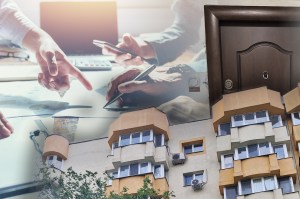 Blocul unde se află cele două apartamente. Foto: Adrian Vasilache / Hotnews, Dreamstime. Colaj: Ion Mateș