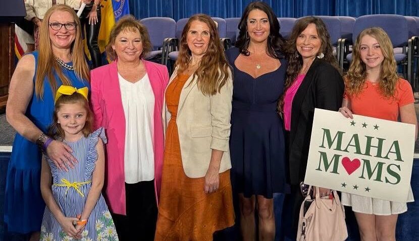 MAHA moms, mămicile care susțin curentul Make America Healthy Again, duc la extremă dorința de a-și proteja copiii de chimicale și de impactul lumii moderne, împrăștiind teorii ale conspirației sau sporind neîncrederea în vaccinurile care salvează vieți. FOTO: Momsofamerica/Instagram