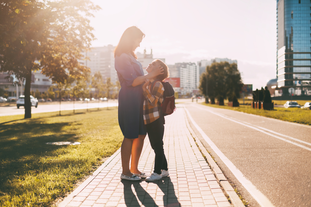 Finalul de an școlar nu este doar un moment de bilanț pentru elevi. Este și pentru părinți. Iar stresul, în această perioadă, poate deveni copleșitor. FOTO: Shutterstock