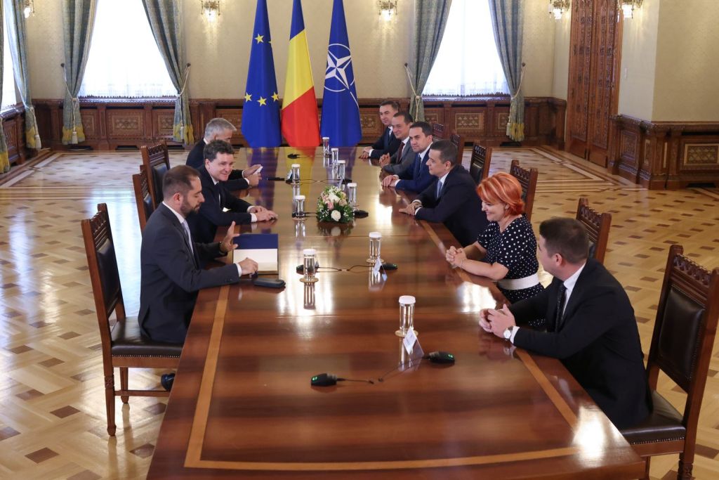 Nicușor Dan, președintele României, se întâlnește cu reprezentanții PSD în timpul consultărilor cu partidele şi formaţiunile politice parlamentare în vederea desemnării candidatului la funcţia de prim-ministru, la Palatul Cotroceni din București, 19 iunie 2025. Foto: Inquam Photos / George Călin