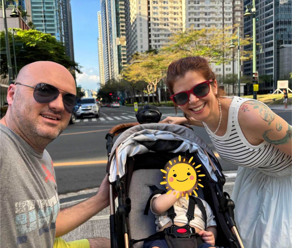 „Sunny atrăgea atenția peste tot pe unde mergeam. Filipinezii mi-au cerut să îl țină în brațe, i-au cântat, i-au făcut joculețe cu mâinile…”. FOTO: Arhiva personală
