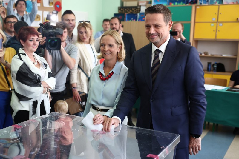 Polonia își alege astăzi următorul președinte, într-o finală strânsă între primarul proeuropean al Varșoviei și un conservator naționalist / Prezență semnificativ mai mare decât în primul tur, când la finalul zilei era de 67%