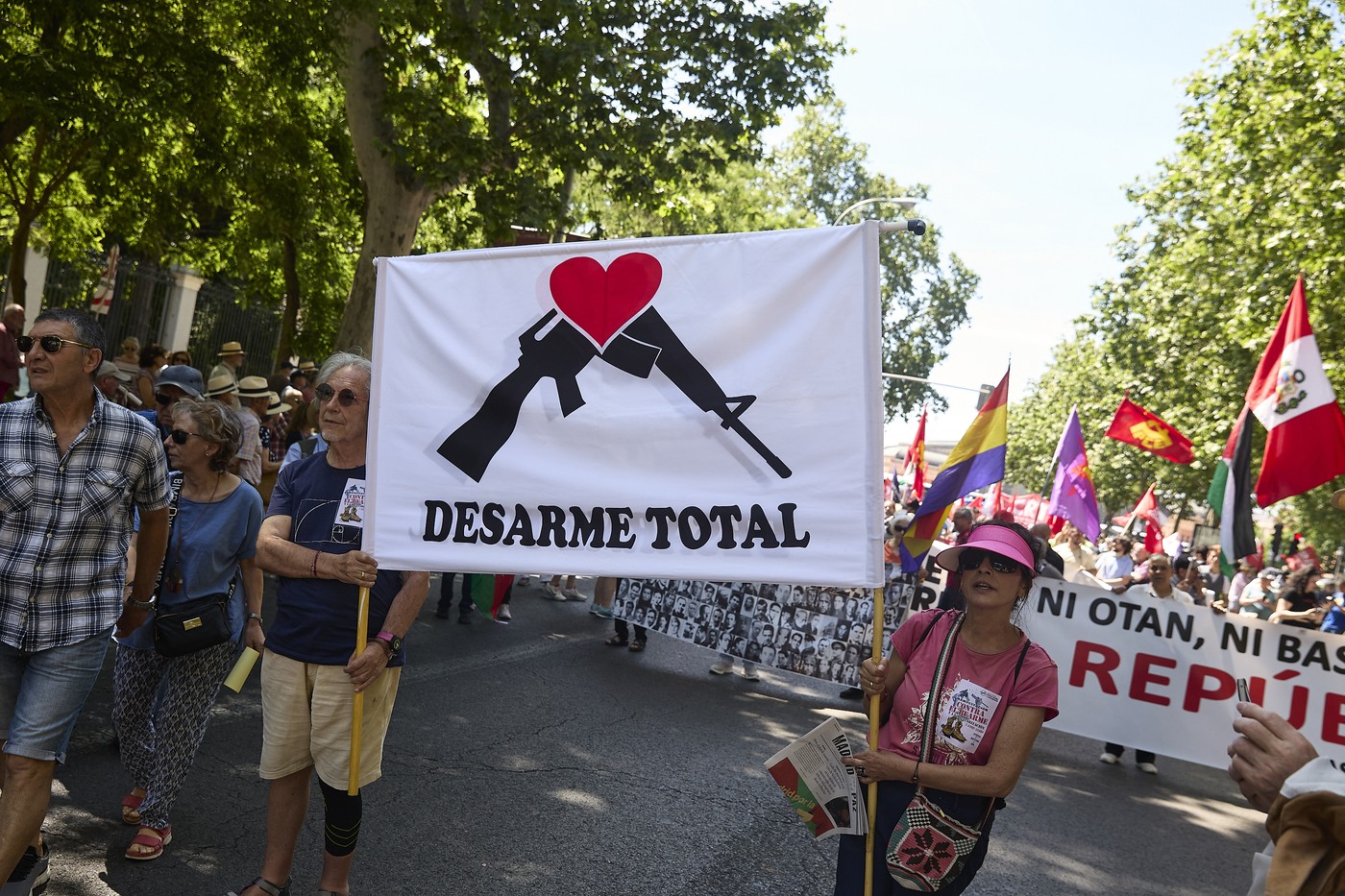 Protest masiv la Madrid împotriva reînarmării: „Nu NATO, nu bugetelor de război!”