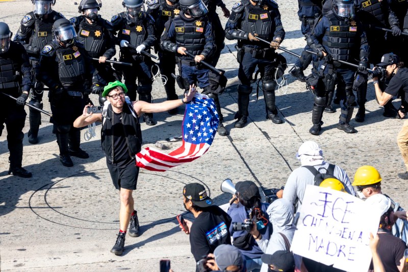 California interzice polițiștilor să își acopere fețele în timpul serviciului. Legea semnată de Newsom vizează inclusiv agenții ICE