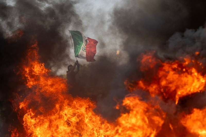 Cum a ajuns steagul Mexicului un simbol al protestelor din Los Angeles și un motiv de furie pentru republicani