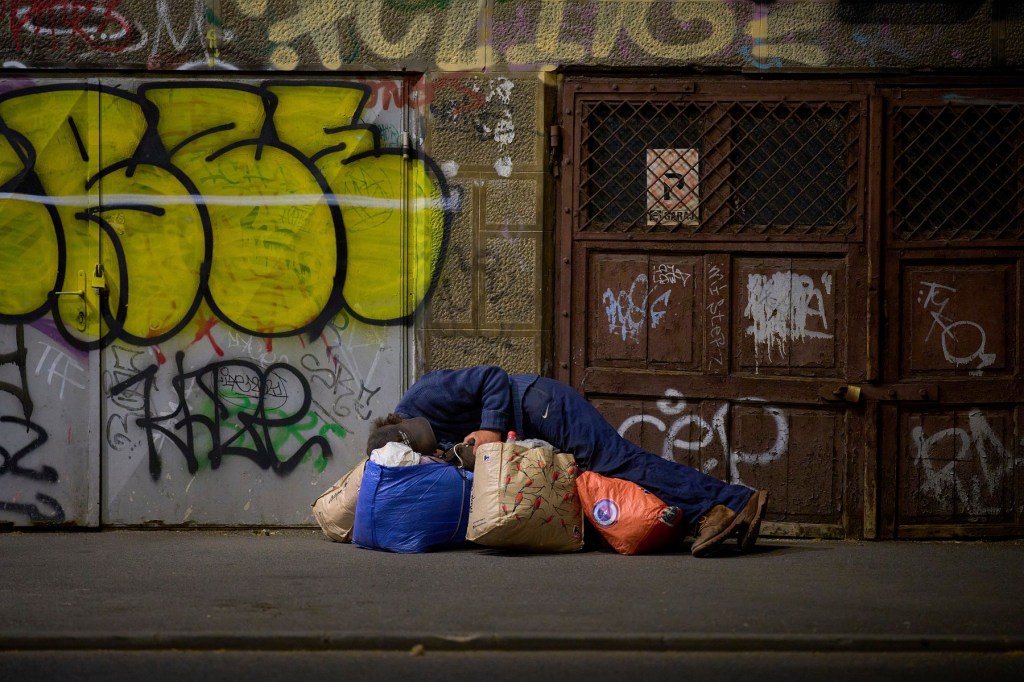 Persoană fără adăpost în București, iunie 2025. Foto: Vadim Ghirda / AP / Profimedia