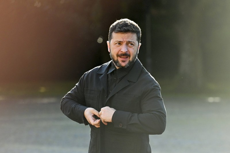 „Puterea absolută corupe absolut”. Într-un moment dificil al războiului, Zelenski e zguduit de cel mai mare scandal de corupție al mandatului. Cum a ajuns aici