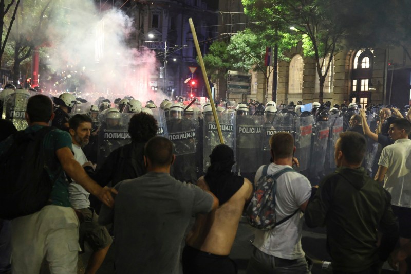 Protestele în Serbia continuă – Birourile partidului de guvernământ au fost incendiate