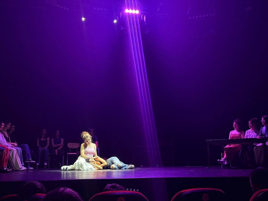 Antonia, în rolul propriului ei trecut. Și eu, în sală, învățând ce înseamnă să o asculți până la capăt. O poveste reală spusă cu vocea calmă a unui copil care a învățat să ierte. FOTO: arhiva personală