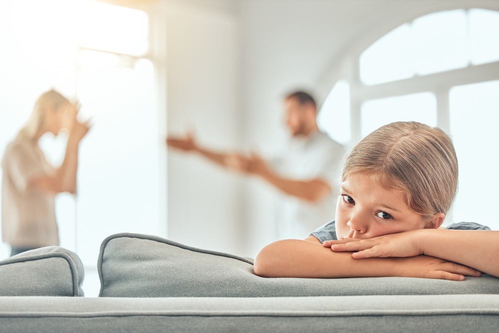 Deși despărțirea părinților nu poate fi „reparată” din perspectiva copilului, modul în care aceștia colaborează după divorț poate face diferența între o vară haotică și una echilibrată. FOTO: Shutterstock