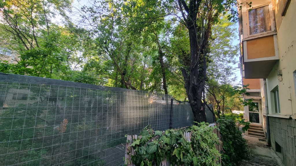 Două dintre terenurile retrocedate care sunt grădinile blocurilor au fost împrejmuite la începutul acestui an. Foto: Catiușa Ivanov / Snoop.ro