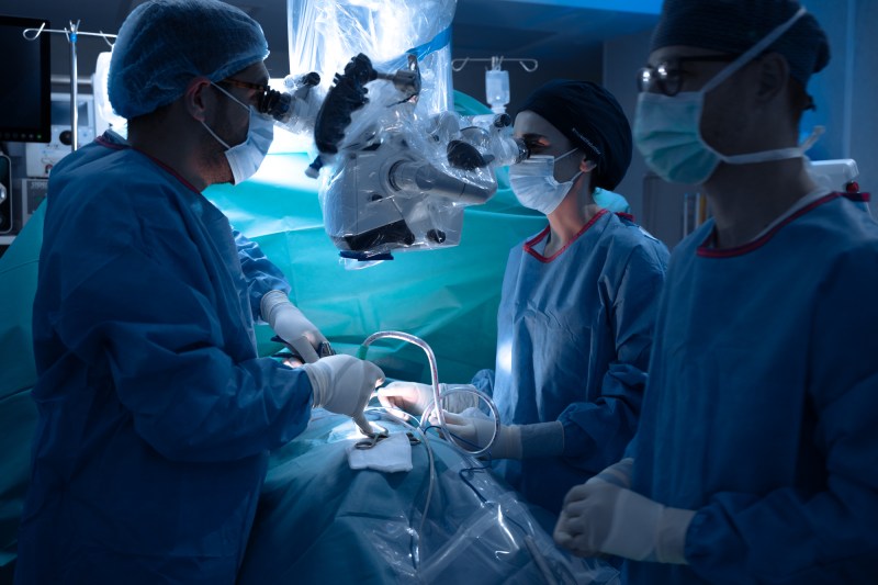 Dr. Alexandru Cristescu, neurochirurg la Ponderas, despre cazul unui pacient operat și reoperat pentru hernie de disc: „Când a intrat în cabinet, mi-a spus că are dureri și că vrea o abordare diferită”