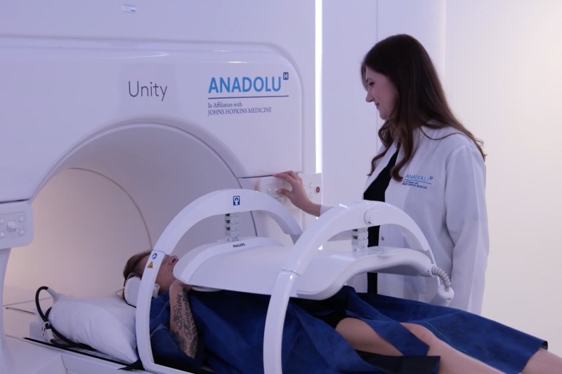 Tehnologia revoluționară MR-LINAC, un tip de radioterapie, disponibilă la Anadolu, poate înlocui operația. Prof. dr. Hale Bașak Caglar: „Investim mult timp și efort pentru a ne asigura că tratăm strict tumora”