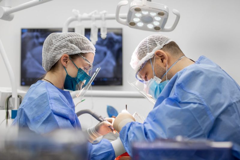 Ce înseamnă abordarea multidisciplinară în stomatologie și cum funcționează Protocolul Dr. Leahu. „Noi tratăm în primul rând omul și apoi boala. Suntem medicii pacientului, nu medicii bolii”