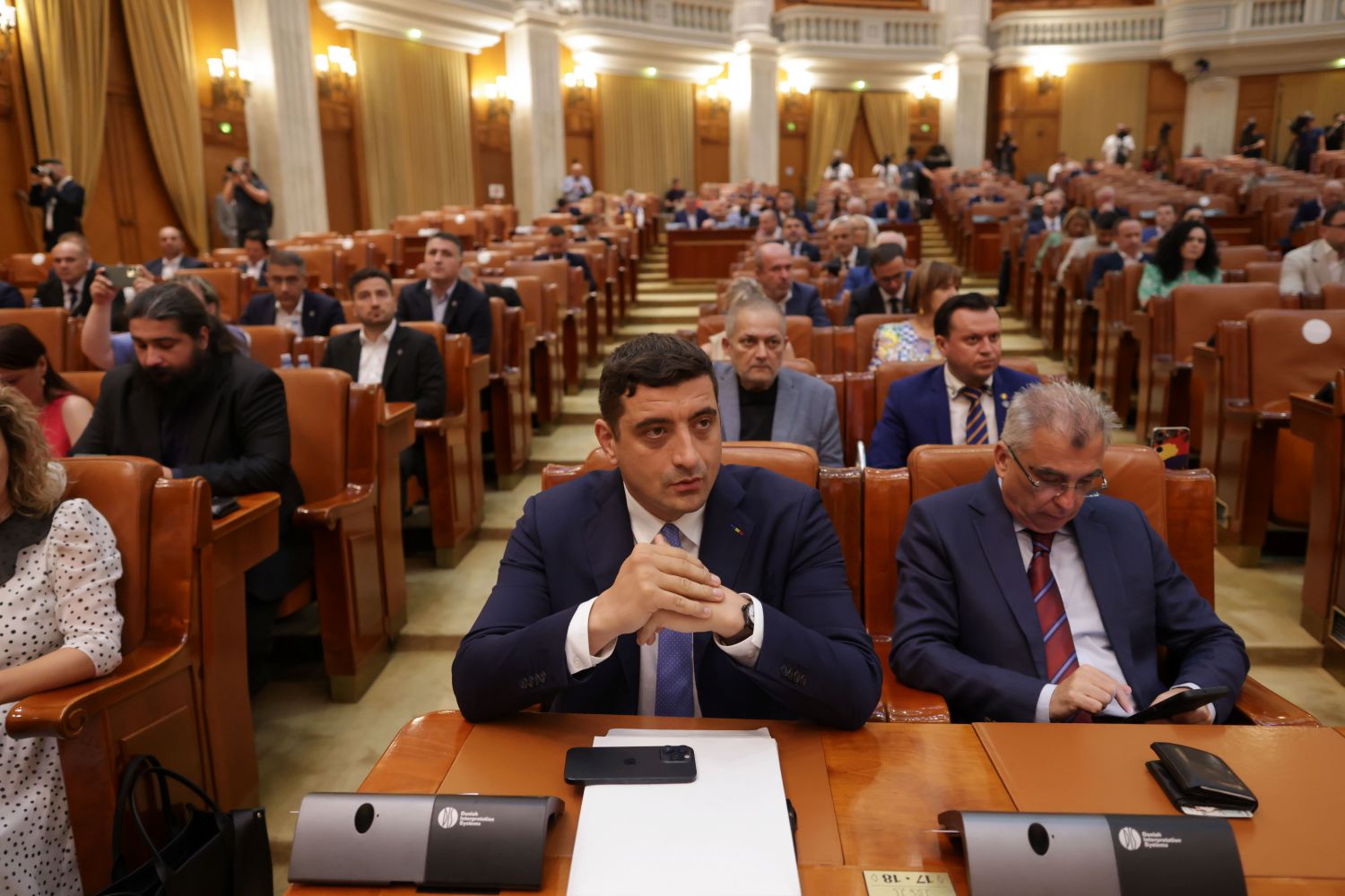 Sondaj CURS: AUR pe primul loc, dar sub scorul din precedentele sondaje. Cât au partidele care se află acum la guvernare