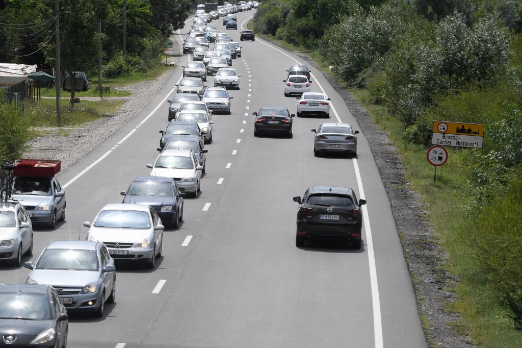Trafic auto în coloană pe Valea Prahovei. Inquam Photos / Alex Nicodim