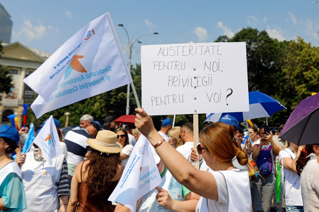 Protest al sindicaliștilor din cadrul administrației locale și al asistenței sociale, în Piața Victoriei din București, marți, 8 iulie 2025. Inquam Photos / Mălina Norocea