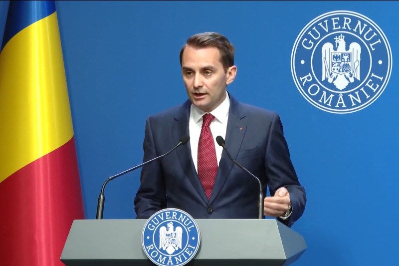 Acuzat că a achiziționat ilegal 17 mașini Duster, șeful cancelariei premierului explică: au fost închiriate autoutilitare, ca să nu încălcăm legea. Ce economie spune că a făcut