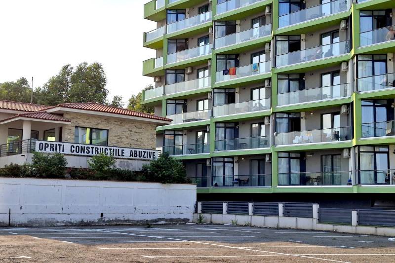 Un localnic din Mamaia Nord nu a mai rezistat și a scris pe casă un mesaj adresat autorităților. Povestea acestuia, în newsletter-ul din 8 iulie „Rațiunea, înapoi”