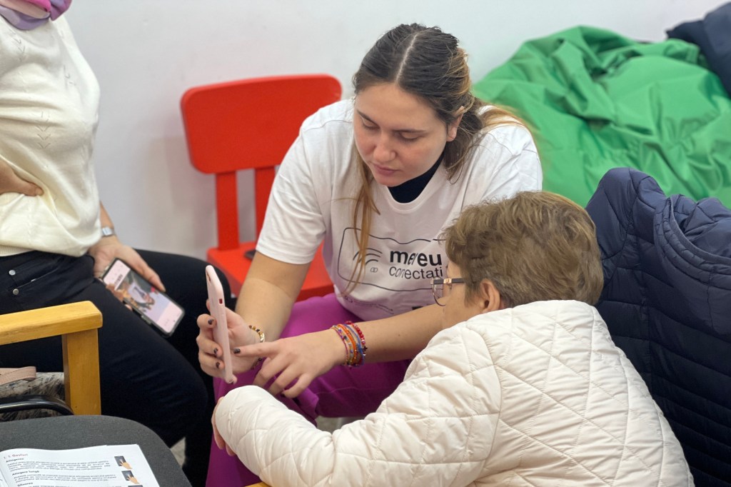 Atelier de educație digitală pentru vârstnici, realizat de Asociația Niciodată Singur. Foto: niciodatasingur.ro