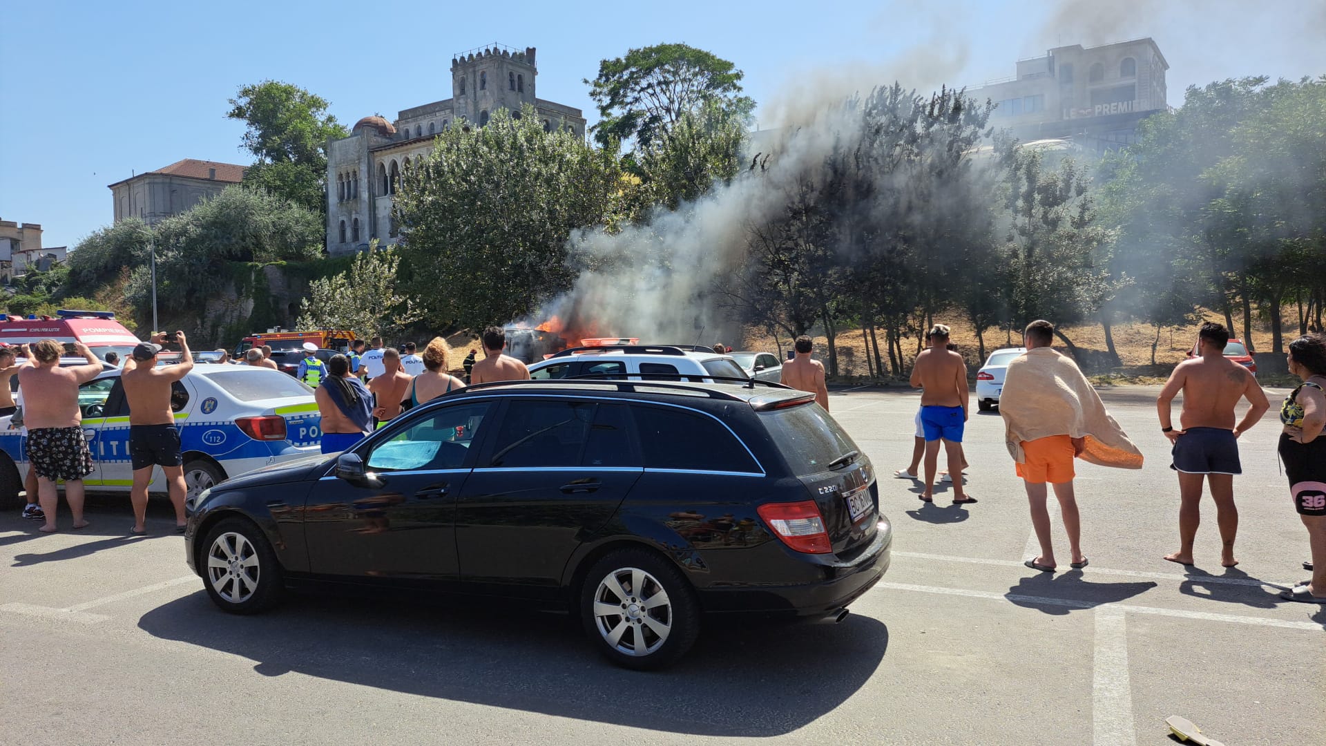 Incendiu devastator la plaja Modern din Constanța: un rănit