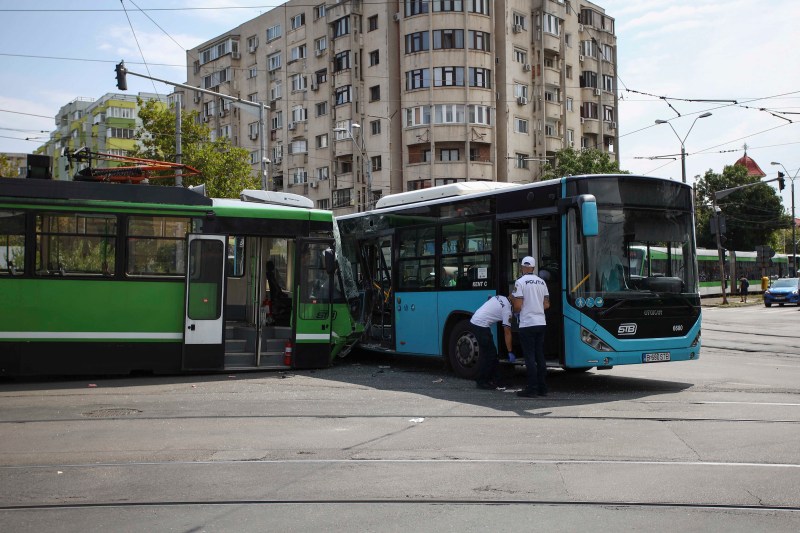 VIDEO Accident grav între un tramvai şi un autobuz, în București. 11 persoane rănite dintre care 6 au fost duse la spital